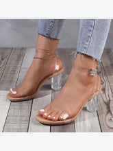 Tacones gruesos transparentes con tiras y punta abierta